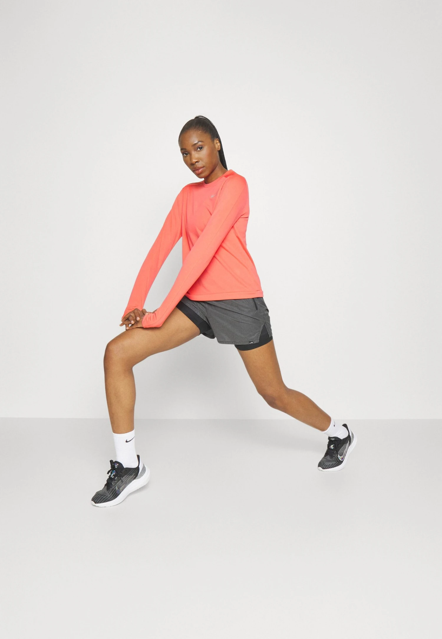 Nike Performance Pacer CrewMaglietta A Manica LungaEmber Glow/Reflective Silver Donna Abbigliamento N1241G0DO-G12 2 Nike Performance Pacer CrewMaglietta A Manica LungaEmber Glow/Reflective Silver Donna Abbigliamento N1241G0DO-G12 - immagine 2