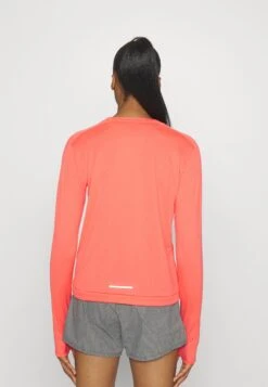 Nike Performance Pacer CrewMaglietta A Manica LungaEmber Glow/Reflective Silver Donna Abbigliamento N1241G0DO-G12 8 Nike Performance Pacer CrewMaglietta A Manica LungaEmber Glow/Reflective Silver Donna Abbigliamento N1241G0DO-G12 -Vendite Mammut 8b6e2065b291494b82bd3701f72e3429