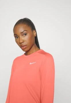 Nike Performance Pacer CrewMaglietta A Manica LungaEmber Glow/Reflective Silver Donna Abbigliamento N1241G0DO-G12 9 Nike Performance Pacer CrewMaglietta A Manica LungaEmber Glow/Reflective Silver Donna Abbigliamento N1241G0DO-G12 -Vendite Mammut dcad951b28c04bb6b670ffe85c47bc52